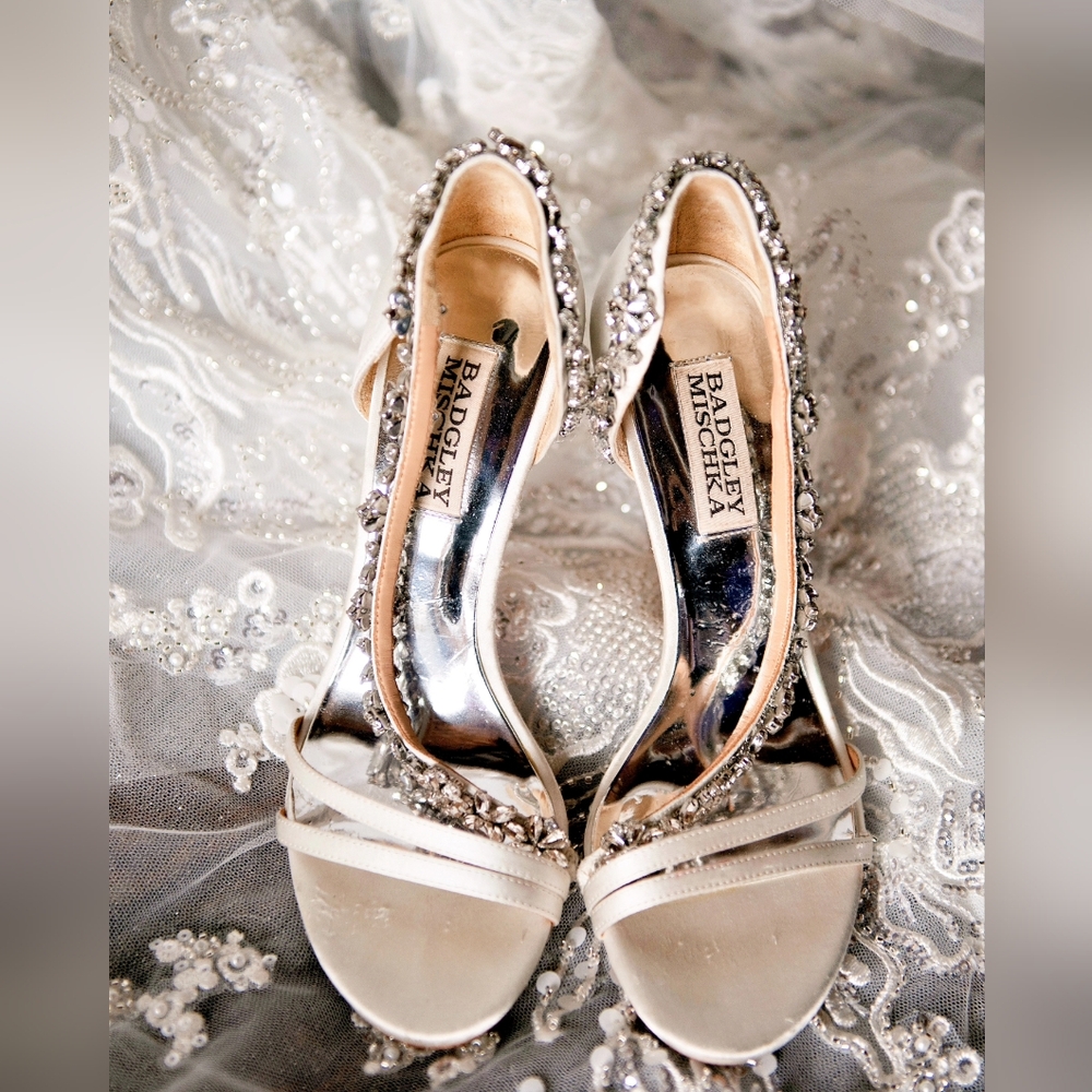 Badgley Mischka Heels Rhinestones Satin Strappy Open Toe White Silver Size 5.5